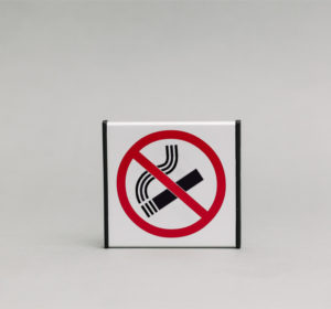 Informacinis ženklas Nerūkyti, kuris yra 93x93mm išmatavimų