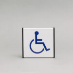 Informacinis ženklas Neįgaliesiems yra 93x93mm išmatavimų