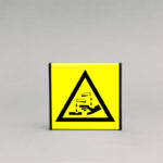 Ardančios medžiagos įspėjamasis ženklas, skirtas įspėti apie pavojingas, ardančias medžiagas.