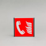 Gaisro avarinio telefono ženklas, kuris yra 93x93mm išmatavimų yra skirtas nurodyti avarinį telefoną kilus gaisrui patalpose.
