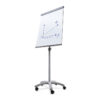 Scritto® konferencinis stovas su reguliuojamu aukščiu iki 220 cm, fiksuojamais ratukais ir magnetinę, bei rašomą plokšte.